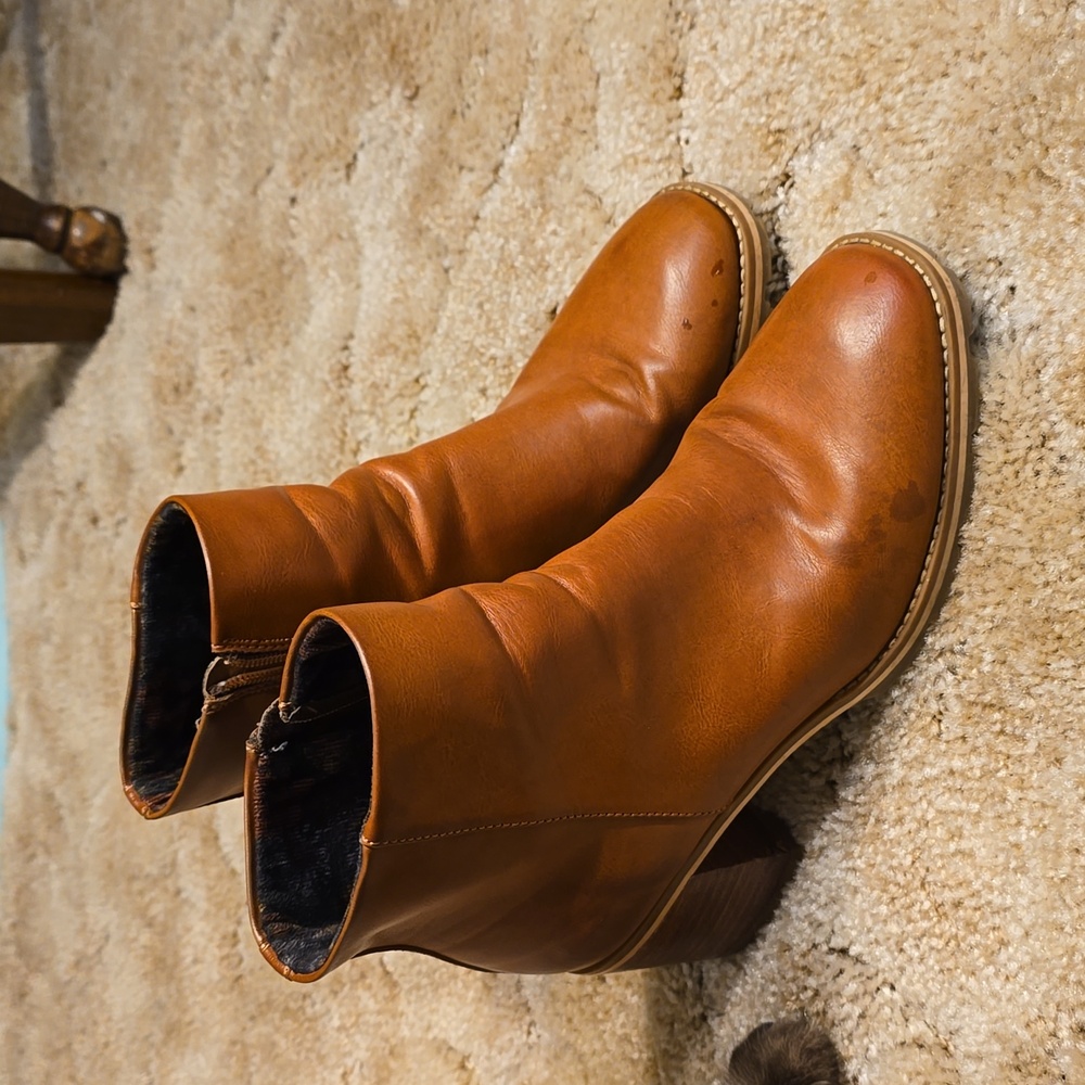 Korks ankle booties